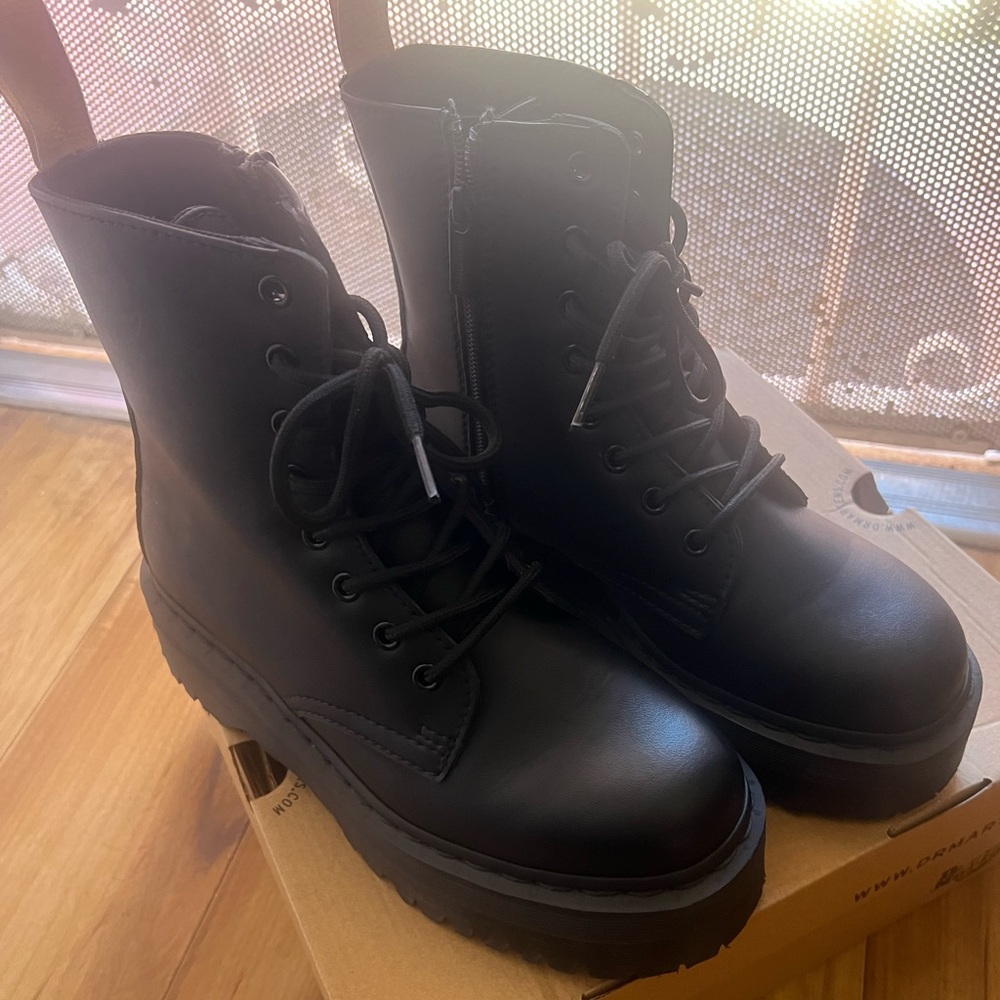 Dr. Martens Vegan Jadon II boots Mano platform boots